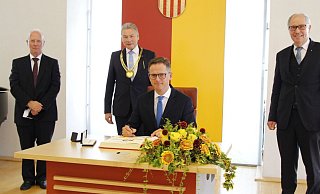 Der Vorsitzende des Paderborner Bürgervereins Rudolf Wansleben (v. l.), der stellvertrende Bürgermeister Dieter Honervogt, Bundestagsabgeordenter und Festredner Carsten Linnemann sowie Landrat Manfred Müller bei dem Festakt im Rathaus. - Viktoria Bartsch Der Vorsitzende des Paderborner Bürgervereins Rudolf Wansleben (v. l.), der stellvertrende Bürgermeister Dieter Honervogt, Bundestagsabgeordenter und Festredner Carsten Linnemann sowie Landrat Manfred Müller bei dem Festakt im Rathaus. - Viktoria Bartsch