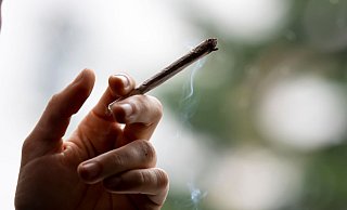 Nach Auffassung des Drogenbeauftragten Burkhard Blienert hat die kontrollierte Freigabe von Cannabis zum Ziel, die Gesundheitsrisiken zu reduzieren. - Fabian Sommer/dpa Nach Auffassung des Drogenbeauftragten Burkhard Blienert hat die kontrollierte Freigabe von Cannabis zum Ziel, die Gesundheitsrisiken zu reduzieren. - Fabian Sommer/dpa