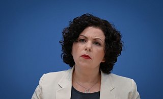 «Ich habe da auch schon munkeln hören, dass da gezielt Leute reingeschleust werden sollen»: Amira Mohamed Ali. - Soeren Stache/dpa «Ich habe da auch schon munkeln hören, dass da gezielt Leute reingeschleust werden sollen»: Amira Mohamed Ali. - Soeren Stache/dpa