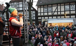 Hunderte begeisterte Kinder sangen, klatschten und hüpften beim Mitmachkonzert von Liedermacher „Herr H." - Regina Brucksch Hunderte begeisterte Kinder sangen, klatschten und hüpften beim Mitmachkonzert von Liedermacher „Herr H." - Regina Brucksch