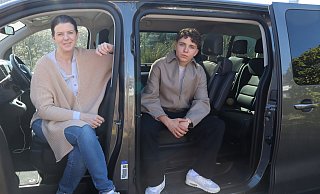 Kerstin Schulz-Höfel und Sohn Sam starteten im Mai mit der Testphase ihres Party-Shuttles. Auf diesem Foto von April ist der Siebensitzer noch vor seinem "Umstyling" zu sehen. - Shannon-Lee Bendig Kerstin Schulz-Höfel und Sohn Sam starteten im Mai mit der Testphase ihres Party-Shuttles. Auf diesem Foto von April ist der Siebensitzer noch vor seinem "Umstyling" zu sehen. - Shannon-Lee Bendig