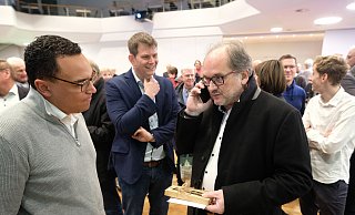 SPD-Kreisvorsitzender Thorsten Klute (l.) reicht Wahl-Sieger Matthias Trepper am Wahl-Sonntag sein Handy. Ein Anrufer möchte Glückwünsche übermitteln. - Andreas Frücht SPD-Kreisvorsitzender Thorsten Klute (l.) reicht Wahl-Sieger Matthias Trepper am Wahl-Sonntag sein Handy. Ein Anrufer möchte Glückwünsche übermitteln. - Andreas Frücht