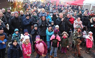 Bei den Darbietungen am Nachmittag ist es auf dem Weihnachtsmarkt Eidinghausen immer proppevoll. Dieses Jahr wird er erstmals an anderer Stelle stattfinden. - Elke Niedringhaus-Haasper Bei den Darbietungen am Nachmittag ist es auf dem Weihnachtsmarkt Eidinghausen immer proppevoll. Dieses Jahr wird er erstmals an anderer Stelle stattfinden. - Elke Niedringhaus-Haasper