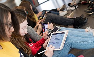 Seit einigen Jahren stellt die Gemeinde Rödinghausen Schülerinnen und Schülern kostenfrei Ipads zur Verfügung. - Julian Stratenschulte/dpa Seit einigen Jahren stellt die Gemeinde Rödinghausen Schülerinnen und Schülern kostenfrei Ipads zur Verfügung. - Julian Stratenschulte/dpa