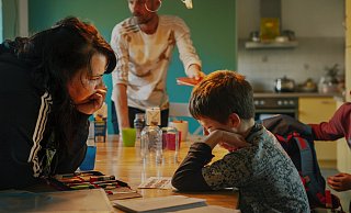 Die Szene aus dem Film "Im Prinzip Familie" zeigt die Situation in der Wohngruppe für Kinder und Jugendliche. - Jonas Ludwig Walter Die Szene aus dem Film "Im Prinzip Familie" zeigt die Situation in der Wohngruppe für Kinder und Jugendliche. - Jonas Ludwig Walter