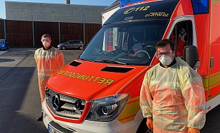 Die beiden Kollegen des Rettungsdienstes Höxter, Christopher Döhring (l.) und Marcel Hirsch, in voller Schutz-Montur. - Privat Die beiden Kollegen des Rettungsdienstes Höxter, Christopher Döhring (l.) und Marcel Hirsch, in voller Schutz-Montur. - Privat