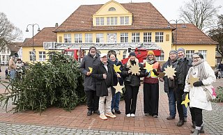 Peter Schmidt (Rund um den Siggi, von links), Jochen Hoffmann (GfS), Anke Schmidt (Kurz um), Mona Stuckenbröker und Antonia Berndt (Rund um den Siggi), Jörg Niehoff (edeka Niehoff), Thorsten Reim (Weinparadies Hess) und Andrea Junker (Rund um den Siggi). - Jörg Dieckmann Peter Schmidt (Rund um den Siggi, von links), Jochen Hoffmann (GfS), Anke Schmidt (Kurz um), Mona Stuckenbröker und Antonia Berndt (Rund um den Siggi), Jörg Niehoff (edeka Niehoff), Thorsten Reim (Weinparadies Hess) und Andrea Junker (Rund um den Siggi). - Jörg Dieckmann