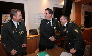 Geschäftsführer Markus Landerbarthold (Mitte) nimmt die Glückwünsche zur Wiederwahl von Schriftführer Thomas Salitter (r.) und Zahlmeister Christian Koch entgegen. - Schützengesellschaft Geschäftsführer Markus Landerbarthold (Mitte) nimmt die Glückwünsche zur Wiederwahl von Schriftführer Thomas Salitter (r.) und Zahlmeister Christian Koch entgegen. - Schützengesellschaft