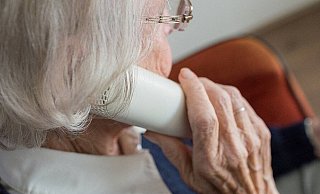 Schockanrufer haben eine Seniorin aus Halle um einen hohen Geldbetrag und Schmuck betrogen. Die Polizei sucht Zeugen. - Symbolbild/Pixabay Schockanrufer haben eine Seniorin aus Halle um einen hohen Geldbetrag und Schmuck betrogen. Die Polizei sucht Zeugen. - Symbolbild/Pixabay
