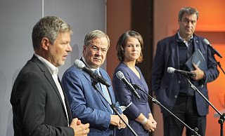 Robert Habeck, Armin Laschet, Annalena Baerbock und Markus Söder treten nach dem Sondierungsgespräch vor die Presse. - Foto: Michael Kappeler/dpa Robert Habeck, Armin Laschet, Annalena Baerbock und Markus Söder treten nach dem Sondierungsgespräch vor die Presse. - Foto: Michael Kappeler/dpa