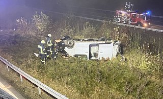 Der verunglückte Wagen muss nach dem Unfall auf der B480 bei Bad Wünnenberg abgeschleppt werden. - Feuerwehr Bad Wünnenberg Der verunglückte Wagen muss nach dem Unfall auf der B480 bei Bad Wünnenberg abgeschleppt werden. - Feuerwehr Bad Wünnenberg