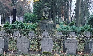 Die Skulptur bildet den Abschluss eines Grabfeldes auf dem Friedhof an der Hermannstrasse. - Stephen Paul Die Skulptur bildet den Abschluss eines Grabfeldes auf dem Friedhof an der Hermannstrasse. - Stephen Paul