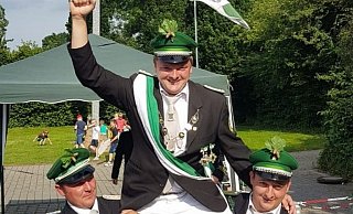 Hoch soll er leben: Daniel Knaup ist neuer Schützenkönig der St. Hubertus-Schützen in Upsprunge. - Privat Hoch soll er leben: Daniel Knaup ist neuer Schützenkönig der St. Hubertus-Schützen in Upsprunge. - Privat