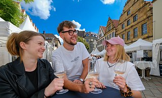 Lea Letzel (v.l.), Philipp Köster und Maja Niemeyer genießen die Atmosphäre auf dem Alten Markt in Bielefeld und sind vom alkoholfreien Angebot überrascht. - Andreas Zobe Lea Letzel (v.l.), Philipp Köster und Maja Niemeyer genießen die Atmosphäre auf dem Alten Markt in Bielefeld und sind vom alkoholfreien Angebot überrascht. - Andreas Zobe