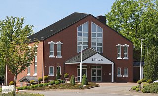 Das große Bethaus der Mennoniten-Brüdergemeinde ist wieder zum Mittelpunkt des Gemeindelebens geworden. Bis auf die gesperrten Bereiche des großen Parkplatzes erinnert nichts an die Corona-Krise. - Klaus Frensing Das große Bethaus der Mennoniten-Brüdergemeinde ist wieder zum Mittelpunkt des Gemeindelebens geworden. Bis auf die gesperrten Bereiche des großen Parkplatzes erinnert nichts an die Corona-Krise. - Klaus Frensing
