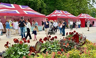 Beim britischen Wochenende gab es in der Gartenschau zahlreiche Stände mit Spezialitäten von der Insel zu begutachten. Besucher und Aussteller hatten ihren Spaß. - Carola Drabon Beim britischen Wochenende gab es in der Gartenschau zahlreiche Stände mit Spezialitäten von der Insel zu begutachten. Besucher und Aussteller hatten ihren Spaß. - Carola Drabon