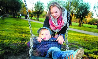 Beim Tester kam die Schaukel an: Michel (2) braucht bei der Benutzung des Spielgeräts zwar noch Hilfe von Mama Sandy Richter, für ihn war die Schaukel aber Spielgerät Nummer eins. - Amélie Förster Beim Tester kam die Schaukel an: Michel (2) braucht bei der Benutzung des Spielgeräts zwar noch Hilfe von Mama Sandy Richter, für ihn war die Schaukel aber Spielgerät Nummer eins. - Amélie Förster