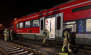 Auf dem Gelände des Warburger Güterbahnhofs kontrollieren Einsatzkräfte der Feuerwehr in der Nacht zu Sonntag die Zugwaggons. - FFW Warburg Auf dem Gelände des Warburger Güterbahnhofs kontrollieren Einsatzkräfte der Feuerwehr in der Nacht zu Sonntag die Zugwaggons. - FFW Warburg