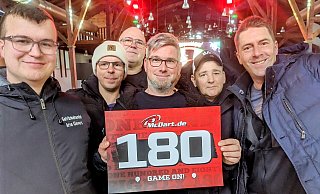 Die ersten Besucher freuen sich auf ein stimmungsvolles Public-Viewing der Darts-WM in der Warburger Stadthalle. - Burkhard Battran Die ersten Besucher freuen sich auf ein stimmungsvolles Public-Viewing der Darts-WM in der Warburger Stadthalle. - Burkhard Battran