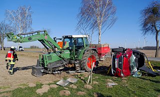 Beim Überholen eines abbiegenden Schleppers durch einen Seat Arona kollidierten beide Fahrzeuge auf der Scharmeder Straße. Während der Schlepperfahrer unverletzt blieb, wurde die Seat-Fahrerin schwer verletzt und musste von der Feuerwehr Salzkotten aus dem Wrack gerettet werden. - Ralph Meyer Beim Überholen eines abbiegenden Schleppers durch einen Seat Arona kollidierten beide Fahrzeuge auf der Scharmeder Straße. Während der Schlepperfahrer unverletzt blieb, wurde die Seat-Fahrerin schwer verletzt und musste von der Feuerwehr Salzkotten aus dem Wrack gerettet werden. - Ralph Meyer