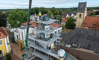 Über den Dächern von Steinhagen haben in dieser Woche die Abrissarbeiten der markanten Steinhäger-Flasche begonnen. - Ulrich Fälker Über den Dächern von Steinhagen haben in dieser Woche die Abrissarbeiten der markanten Steinhäger-Flasche begonnen. - Ulrich Fälker