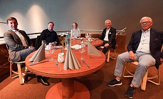 Der Vorsitzende der NRW-SPD Sebastian Hartmann (MdB, v.l.), Bürgermeister Tim Kähler, Stella Ahlers (Ahlers), Marc Freyberg (Brax) und Wolfgang Brinkmann (Bugatti) im Austausch. Foto: SPD - SPD Der Vorsitzende der NRW-SPD Sebastian Hartmann (MdB, v.l.), Bürgermeister Tim Kähler, Stella Ahlers (Ahlers), Marc Freyberg (Brax) und Wolfgang Brinkmann (Bugatti) im Austausch. Foto: SPD - SPD