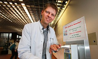 Hände desinfizieren: Krankenhaushygieniker Johannes Kleideiter steht im Eingangsbereich des Klinikums Bielefeld Mitte. - Andreas Zobe Hände desinfizieren: Krankenhaushygieniker Johannes Kleideiter steht im Eingangsbereich des Klinikums Bielefeld Mitte. - Andreas Zobe