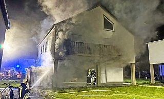Bei dem Brand des Wohn- und Geschäftshauses in Salzkotten wurden am frühen Sonntagmorgen ein Kiosk und eine Wohnung im Obergeschoss ein Raub der Flammen. - Ralph Meyer Bei dem Brand des Wohn- und Geschäftshauses in Salzkotten wurden am frühen Sonntagmorgen ein Kiosk und eine Wohnung im Obergeschoss ein Raub der Flammen. - Ralph Meyer