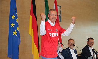 Passt: Landrat Sven-Georg Adenauer mit dem Köln-Trikot, das er zum 20. Jubiläum bekommen hat. - Anja Hustert Passt: Landrat Sven-Georg Adenauer mit dem Köln-Trikot, das er zum 20. Jubiläum bekommen hat. - Anja Hustert