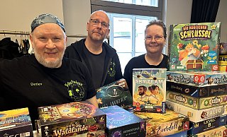 Detlev Husemann (v. l.), Thomas Hagemann und Monika Slowik gehören zum Bielefelder Verein "Spielwiese" und hatten in der Druckerei rund 250 Spiele zum Ausprobieren dabei. - Nicole Sielermann Detlev Husemann (v. l.), Thomas Hagemann und Monika Slowik gehören zum Bielefelder Verein "Spielwiese" und hatten in der Druckerei rund 250 Spiele zum Ausprobieren dabei. - Nicole Sielermann