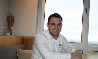 Glücklich: Raphael Nübel ist froh, dass er den Schritt in die Selbstständigkeit gewagt hat. Er betreibt das Restaurant Altes Kornhaus in Haarbrück. - Torsten Wegener Glücklich: Raphael Nübel ist froh, dass er den Schritt in die Selbstständigkeit gewagt hat. Er betreibt das Restaurant Altes Kornhaus in Haarbrück. - Torsten Wegener