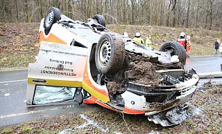 Zahlreiche Einsatzkräfte rückten zum verunglückten Notarztwagen bei Bad Driburg aus. - David Schellenberg Zahlreiche Einsatzkräfte rückten zum verunglückten Notarztwagen bei Bad Driburg aus. - David Schellenberg