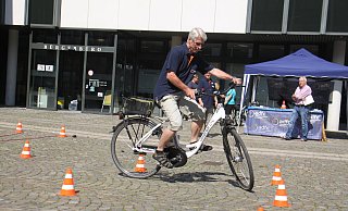 Rolf Overlack vom ADFC auf dem Parcours für Pedelecs. - Björn Kenter Rolf Overlack vom ADFC auf dem Parcours für Pedelecs. - Björn Kenter