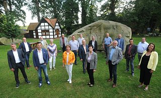Am Großen Stein in Tonnenheide trafen sich die Direktkandidaten der CDU Rahden mit Bürgermeister-Kandidat Bert Honsel (l.) und Landrats-Kandidatin Anna Bölling (r.). Es fehlt Christian Kammeier. - Joern Spreen-Ledebur Am Großen Stein in Tonnenheide trafen sich die Direktkandidaten der CDU Rahden mit Bürgermeister-Kandidat Bert Honsel (l.) und Landrats-Kandidatin Anna Bölling (r.). Es fehlt Christian Kammeier. - Joern Spreen-Ledebur