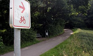 Dieser Weg könnte künftig Teil des Radschnellwegs OWL durch Löhne sein. Er führt den Spatzenberg hinauf und am Autistenwohnheim vorbei. - Hanna Paßlick Dieser Weg könnte künftig Teil des Radschnellwegs OWL durch Löhne sein. Er führt den Spatzenberg hinauf und am Autistenwohnheim vorbei. - Hanna Paßlick