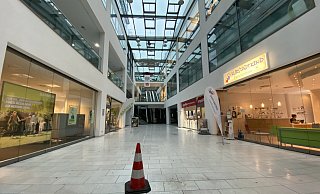 Eine Pylone steht mitten in der Halle des Lenné Karrees - sie soll die Besucher vor den Wasserpfützen aufgrund des undichten Daches warnen. - Nicole Sielermann Eine Pylone steht mitten in der Halle des Lenné Karrees - sie soll die Besucher vor den Wasserpfützen aufgrund des undichten Daches warnen. - Nicole Sielermann