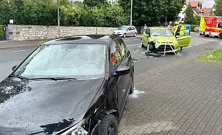 Auf der Warburger Straße kollidierte ein Ford Fiesta mit einem VW Polo. Beide Fahrerinnen wurden dabei verletzt. - Ralph Meyer Auf der Warburger Straße kollidierte ein Ford Fiesta mit einem VW Polo. Beide Fahrerinnen wurden dabei verletzt. - Ralph Meyer