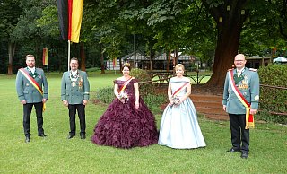 Zumindest für den Videodreh durften sich das Königspaar Dirk Scholl und Jana Mirk sowie (v.l.) Zeremonienmeister Ralph Driller, Zeremonienmeisterin Birgit Methling sowie Oberst Thomas Spieker ins "Schützenfest-Outfit" werfen. - Christian Nolden Zumindest für den Videodreh durften sich das Königspaar Dirk Scholl und Jana Mirk sowie (v.l.) Zeremonienmeister Ralph Driller, Zeremonienmeisterin Birgit Methling sowie Oberst Thomas Spieker ins "Schützenfest-Outfit" werfen. - Christian Nolden