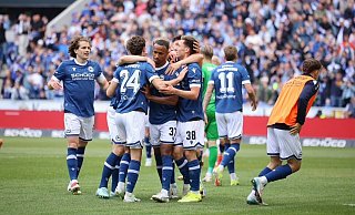 Noah Sarenren Bazee (M.) brachte Arminia Bielefeld mit seinem Tor gegen Waldhof Mannheim auf Meisterkurs. - Oliver Krato Noah Sarenren Bazee (M.) brachte Arminia Bielefeld mit seinem Tor gegen Waldhof Mannheim auf Meisterkurs. - Oliver Krato