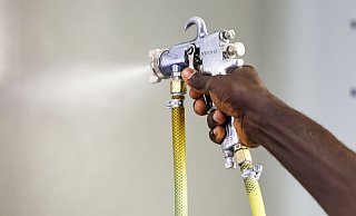 Eine Arbeitskraft aus Gambia bereitet in einem Unternehmen Stahlbleche für die Oberflächenbehandlung vor (Symbolbild). - Jan Woitas/dpa Eine Arbeitskraft aus Gambia bereitet in einem Unternehmen Stahlbleche für die Oberflächenbehandlung vor (Symbolbild). - Jan Woitas/dpa