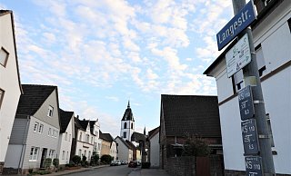 Das von Landwirten beantragte eingeschränkte, einseitige Halteverbot auf der Langen Straße in Lüchtringen sorgt für Ärger. - Simone Flörke Das von Landwirten beantragte eingeschränkte, einseitige Halteverbot auf der Langen Straße in Lüchtringen sorgt für Ärger. - Simone Flörke
