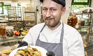 So soll's bleiben: Koch Oliver Kersten serviert in der Frischküche der Gesamtschule Quelle Ofengemüse mit Tomatensalsa. - Jörg Dieckmann So soll's bleiben: Koch Oliver Kersten serviert in der Frischküche der Gesamtschule Quelle Ofengemüse mit Tomatensalsa. - Jörg Dieckmann