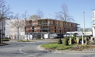 Aktuell werden im Küstergarten-Neubau am Verkehrskreisel in der Innenstadt die Fenster eingebaut. - Dieter Scholz Aktuell werden im Küstergarten-Neubau am Verkehrskreisel in der Innenstadt die Fenster eingebaut. - Dieter Scholz