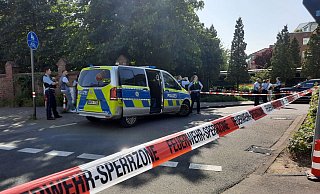 Die Polizei steht an einem abgesperrten Bereich in Köln-Mülheim. - Sascha Thelen/dpa Die Polizei steht an einem abgesperrten Bereich in Köln-Mülheim. - Sascha Thelen/dpa