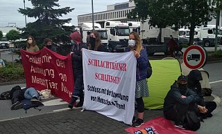 Die Schlachtfabrik Tönnies ist Dauerziel von Protest-Aktionen. Auch am Freitag wollen Aktivisten gegen den Konzern demonstrieren. - Rainer Stephan Die Schlachtfabrik Tönnies ist Dauerziel von Protest-Aktionen. Auch am Freitag wollen Aktivisten gegen den Konzern demonstrieren. - Rainer Stephan