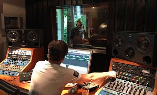 Am Mischpult: In einem Gütersloher Tonstudio wurde der Song aufgenommen. - Schützen Am Mischpult: In einem Gütersloher Tonstudio wurde der Song aufgenommen. - Schützen