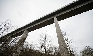 Der Angeklagte soll nahe der Theißtalbrücke im Taunus über 250 Schienenschrauben gelöst haben. - Foto: Andreas Arnold/dpa Der Angeklagte soll nahe der Theißtalbrücke im Taunus über 250 Schienenschrauben gelöst haben. - Foto: Andreas Arnold/dpa