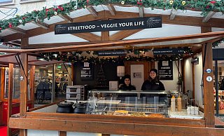 Bei "Streetfood - Veggie your life" auf dem Bielefelder Weihnachtsmarkt gibt es nur vegane und vegetarische Speisen im Angebot. - Patrick Raphael Paul, Danielle Dörsing Bei "Streetfood - Veggie your life" auf dem Bielefelder Weihnachtsmarkt gibt es nur vegane und vegetarische Speisen im Angebot. - Patrick Raphael Paul, Danielle Dörsing