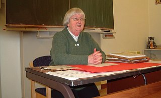 Anne Schäfers lebte in Menne und unterrichtete mehr als drei Jahrzehnte die Kinder in Großeneder. Mit Kindern und Interessierten ging sie in ihrem Heimatmuseum gern auf Zeitreise. - Privat Anne Schäfers lebte in Menne und unterrichtete mehr als drei Jahrzehnte die Kinder in Großeneder. Mit Kindern und Interessierten ging sie in ihrem Heimatmuseum gern auf Zeitreise. - Privat