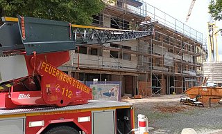 Schwieriger Einsatz: Im September musste die Feuerwehr einen abgestürzten Handwerker in der Innenstadt bergen. Der junge Mann starb kurz darauf im Krankenhaus. - Feuerwehr steinheim Schwieriger Einsatz: Im September musste die Feuerwehr einen abgestürzten Handwerker in der Innenstadt bergen. Der junge Mann starb kurz darauf im Krankenhaus. - Feuerwehr steinheim
